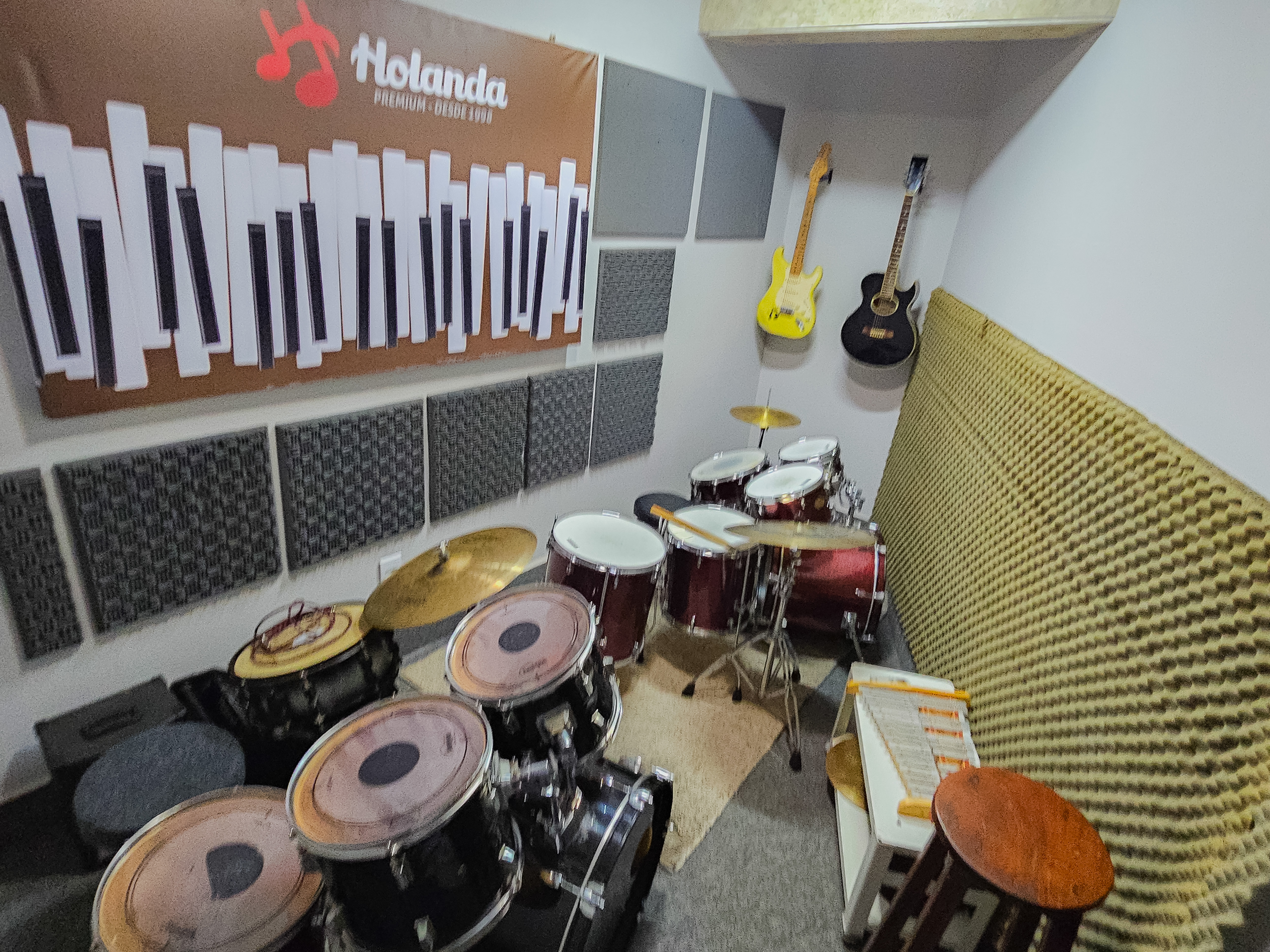 Sala de bateria com tratamento acústico profissional