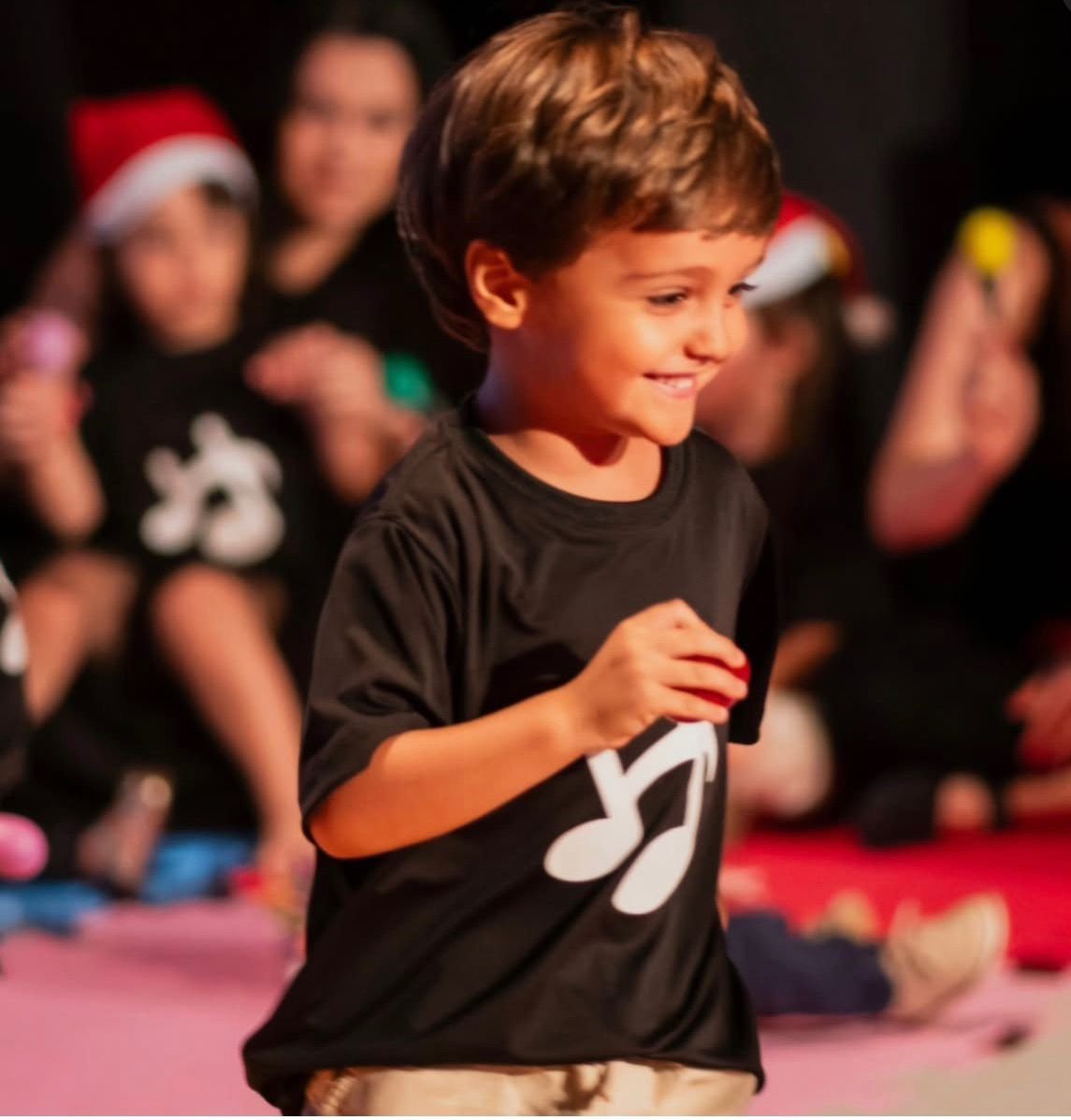 Criança feliz em aula de musicalização na Holanda Premium